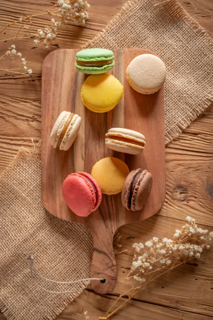 macarons de différentes couleurs - photo et vidéo culinaire
